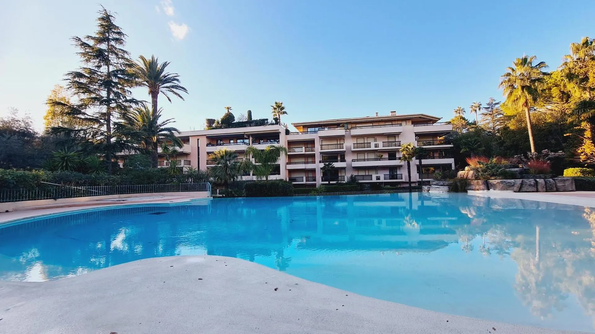 Résidence avec piscine, appartement avec terrasse pour 4 personnes Cannes France